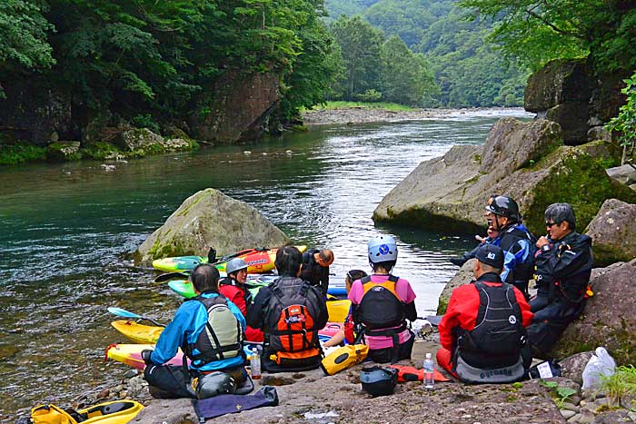 白老川の川下り