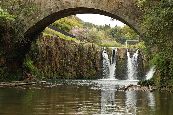 金山橋と坂井出の滝