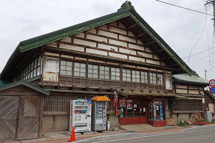 つがる市木造の古い建物