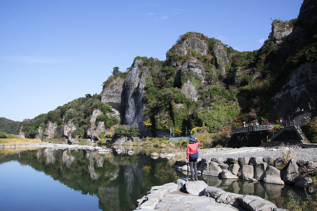 耶馬渓の青の洞門と競秀峰